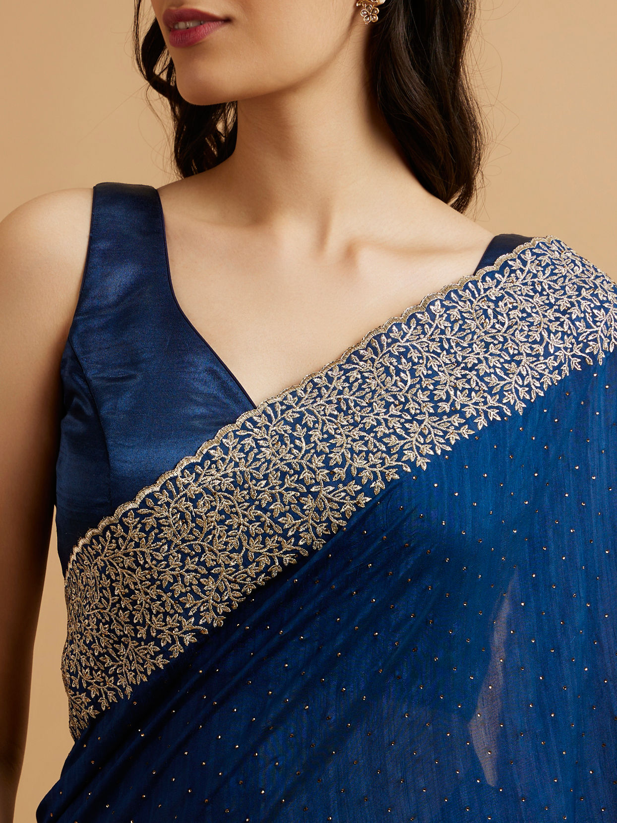 alt message - Mohey Women Indigo Blue Bel Buti Patterned Saree with Stone Embellishment image number 3